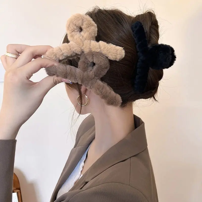 Women'S Winter Accessories Set - Large Plush Hair Claw Shark Clip